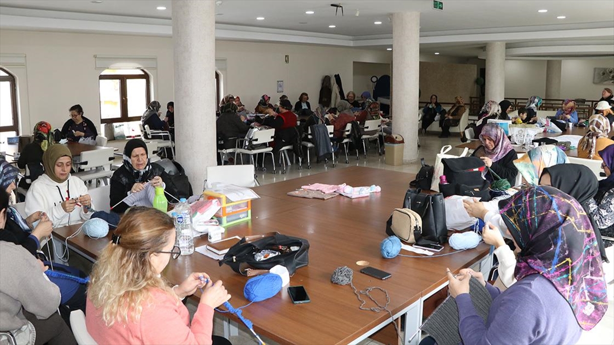 Çankırılı Kadınlar Depremzedeler Ve Kurtarma Personeli İçin Kışlık Giysi Örüyor