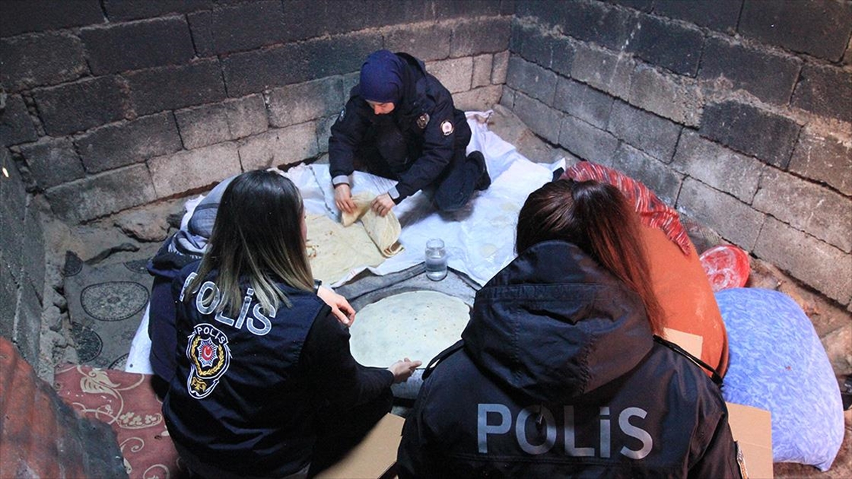 Van'daki 58 Mahallede Depremzedeler İçin Yakılan Tandırlarda Ekmek Pişiriliyor