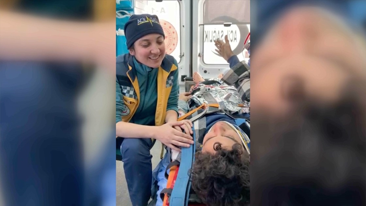 Hatay'da Enkazdan Çıkarılan Genç Kitaplarını Sordu