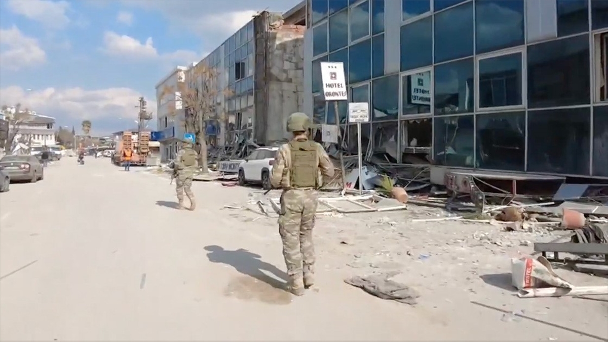 Mehmetçik Depremlerin Ardından Hatay'ın Asayişi İçin Devriye Görevi Yapıyor