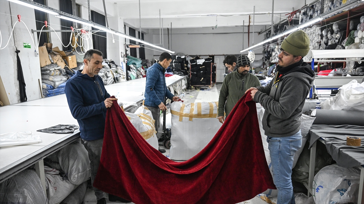 Alman Spor Giyim Markası Türkiye’deki Üretimini Depremzedeler İçin Battaniyeye Dönüştürdü