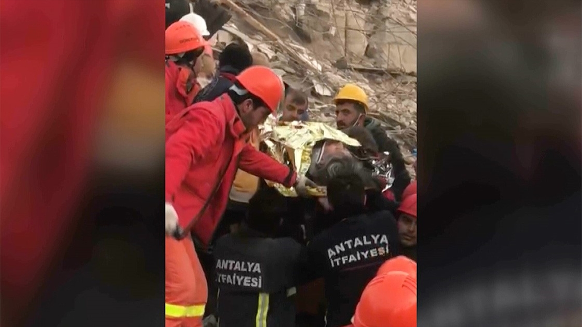 Kahramanmaraş'ta 108 Saat Sonra Bir Kadın Enkazdan Yaralı Çıkarıldı