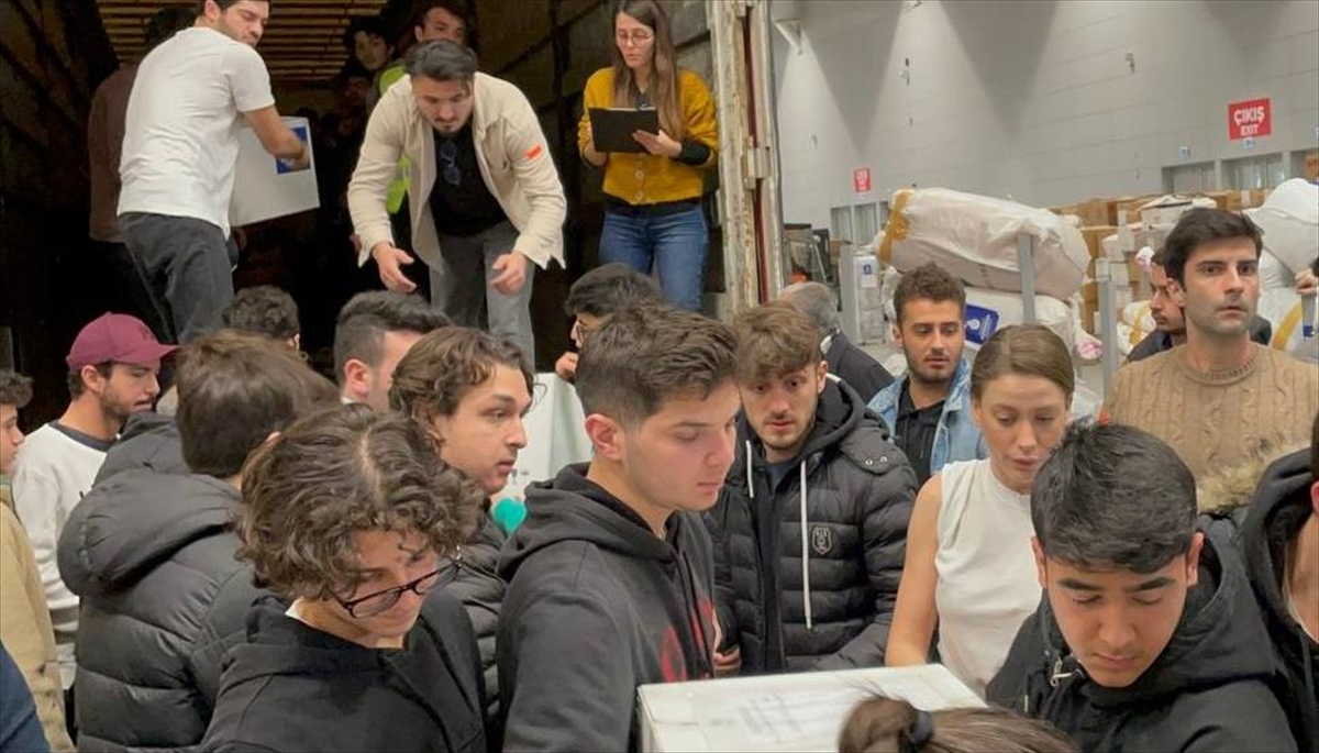 Ünlü Oyuncular, Yenikapı'daki Deprem Yardım Merkezi'ndeki Faaliyetlere Katıldı