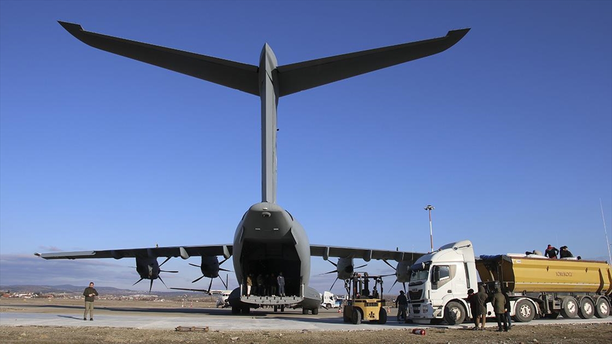 Uşak'tan 2 Uçakla Deprem Bölgesine Battaniye Sevkiyatı Yapıldı