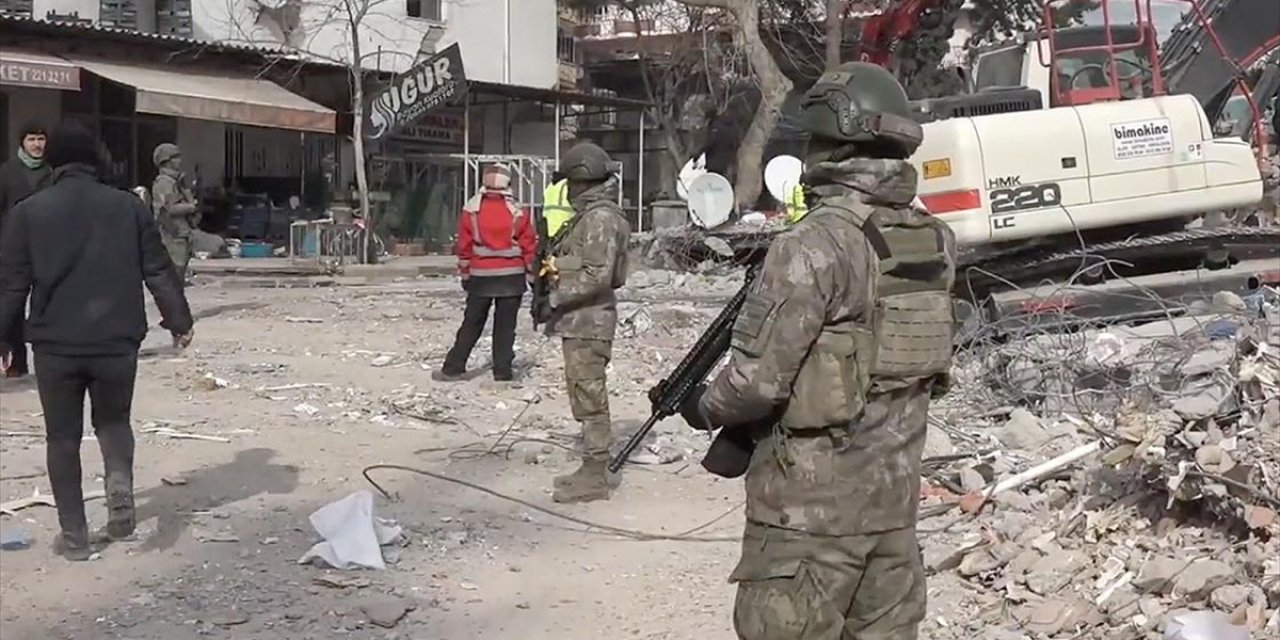 Mehmetçik Depremlerin Merkez Üssü Kahramanmaraş'ta Asayişi Ve Emniyeti Sağlamaya Devam Ediyor