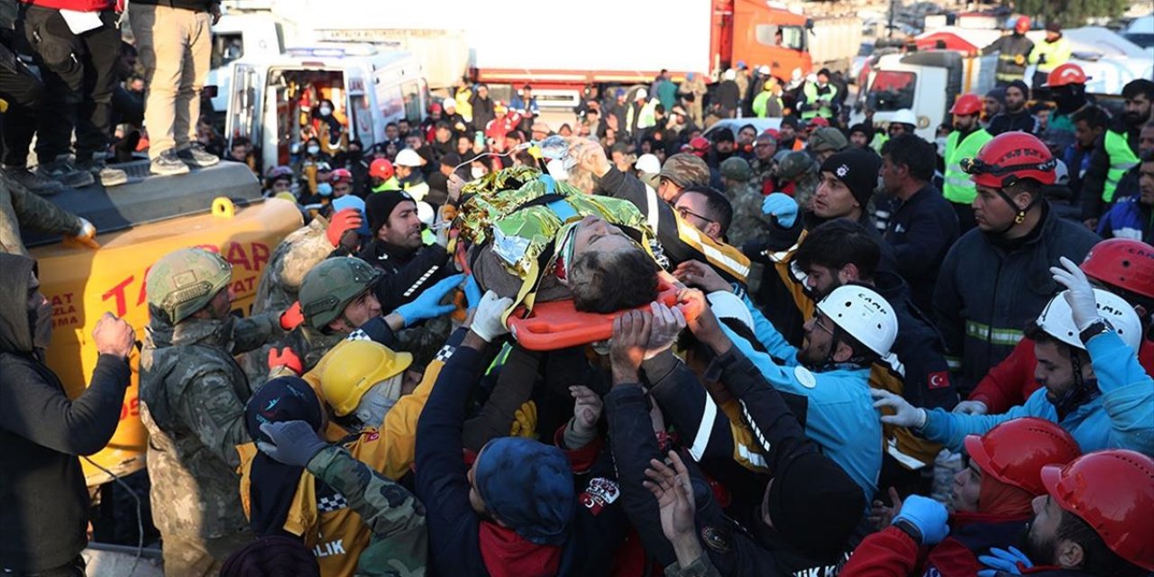 Hatay'da Depremin 108'inci Saatinde Anne Ve 3 Çocuğu Enkazdan Sağ Çıkarıldı