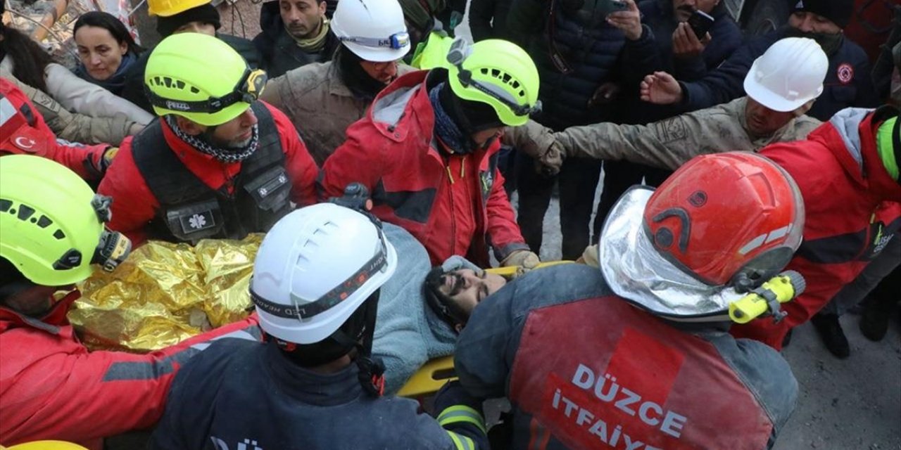 Kuzenine Bilinçsizce Attığı "8" Mesajıyla 102 Saat Sonra Kurtulan Depremzede Yaşadıklarını Anlattı