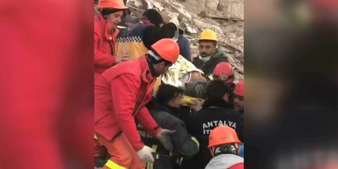 108 Saat Sonra Yaşlı Bir Kadın Enkazdan Sağ Çıkarıldı