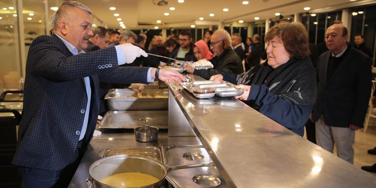 Antalya'ya Gelen Depremzedelerin Yaraları Sarılıyor