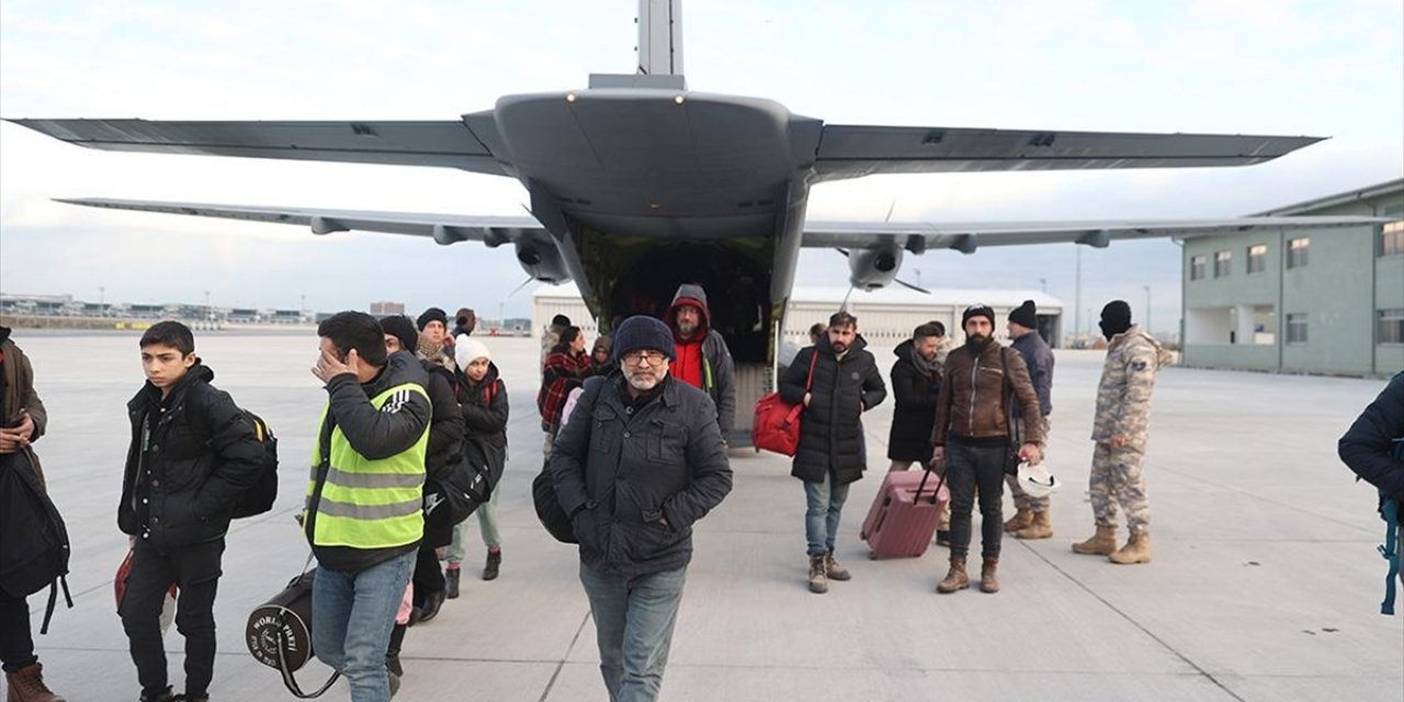 32 Depremzede Tsk’nın Kargo Uçağıyla İstanbul’a Getirildi