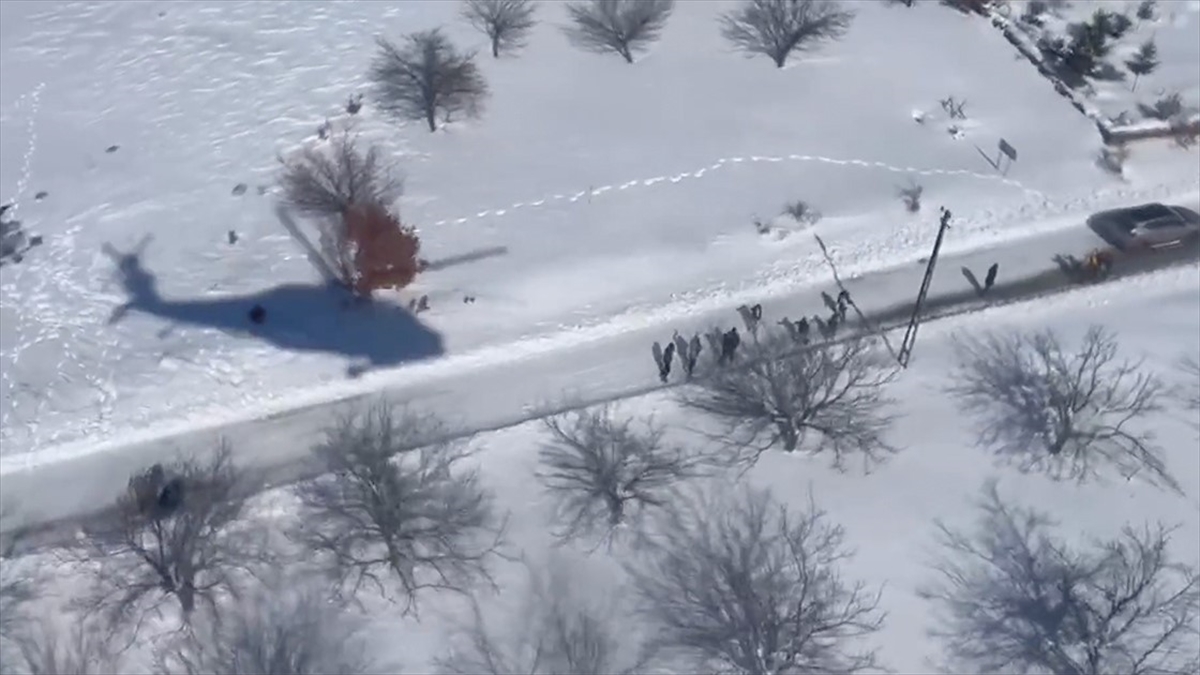 Mehmetçik Depremzedelere Yardım Elini Uzatmayı Sürdürüyor