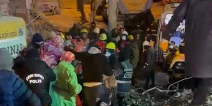 Diyarbakır'da Yıkılan Binanın Enkazından 122 Saat Sonra Bir Kadın Kurtarıldı