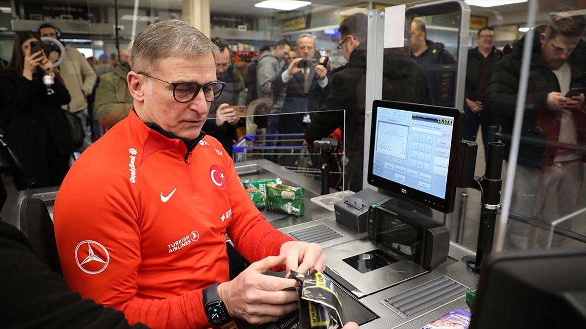 A Milli Takım Teknik Direktörü Kuntz, Almanya'da Depremzedeler Yararına Kasiyerlik Yaptı