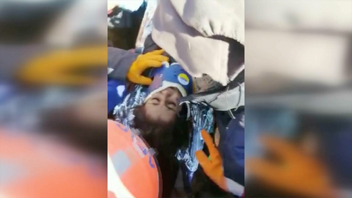 Adıyaman'da Depremin 128. Saatinde Bir Çocuk Enkazdan Kurtarıldı