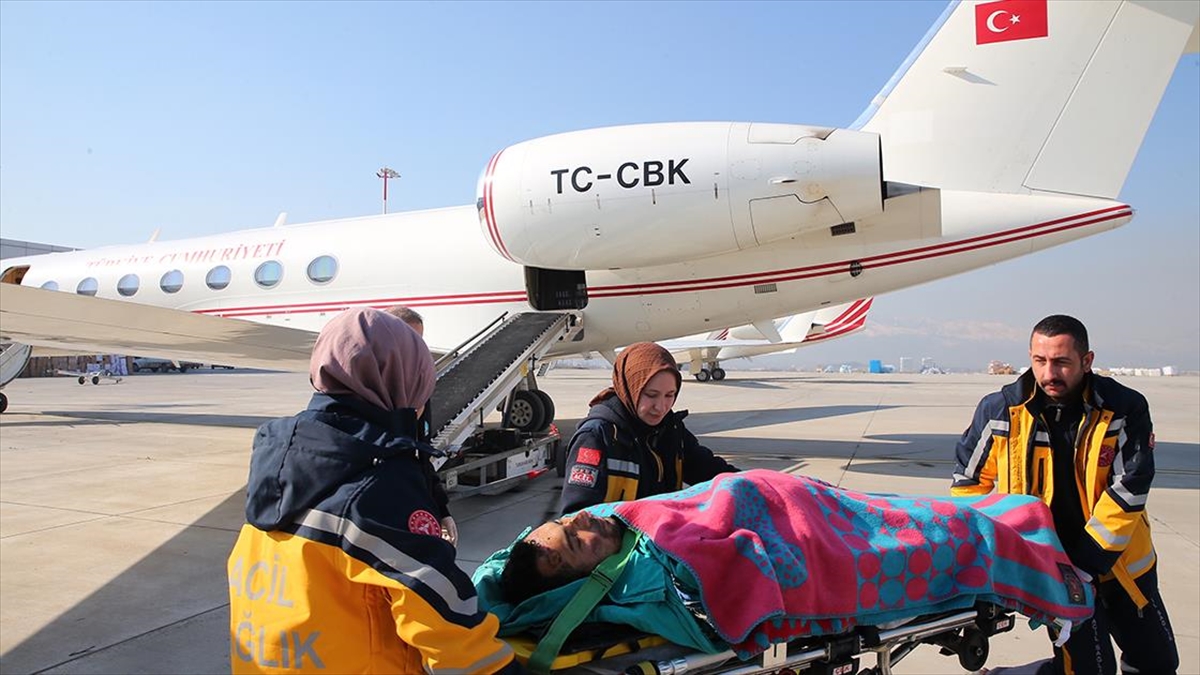 Cumhurbaşkanlığına Ait 2 Uçak Deprem Bölgesindeki 7 Yaralıyı Ankara'ya Götürdü