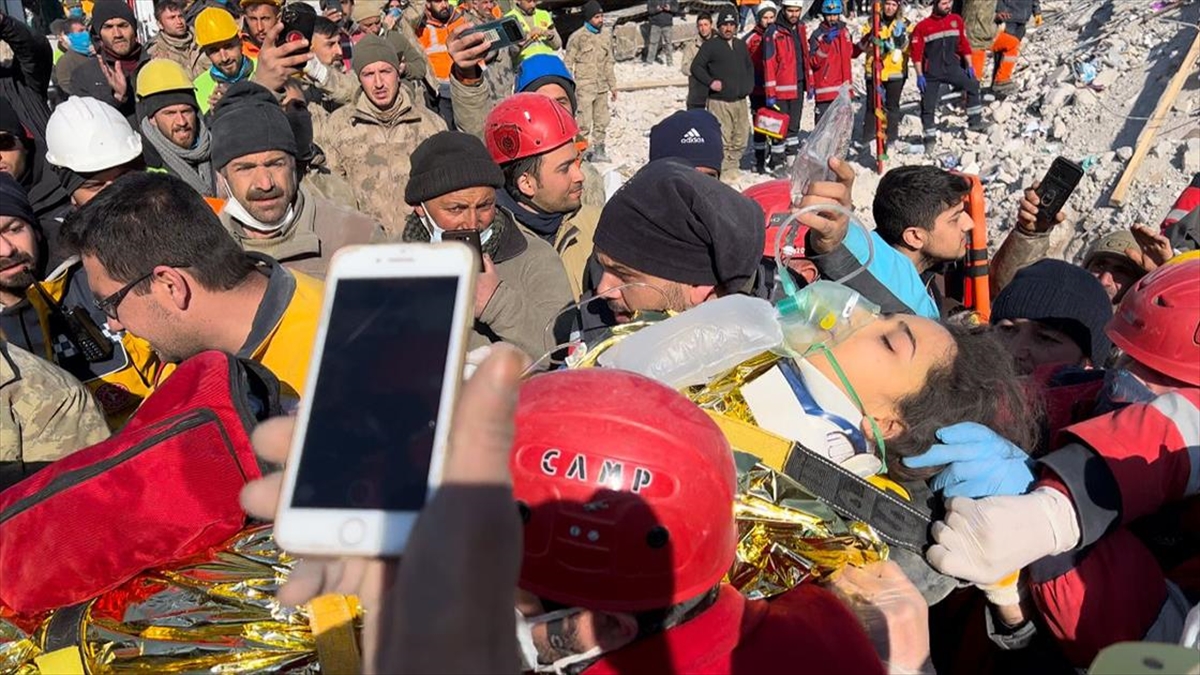 Nurdağı'nda Depremin 132. Saatinde Bir Kadın Enkazdan Kurtarıldı