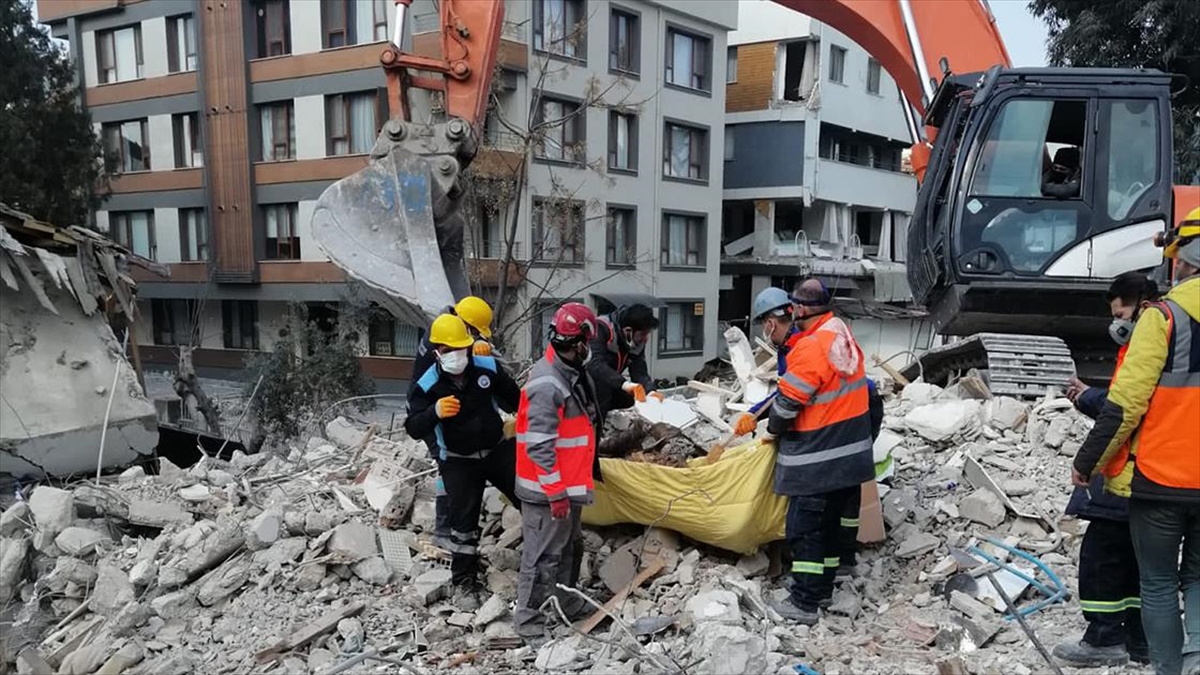 Ortahisar Belediyesi Arama Kurtarma Ekibi 22 Kişiyi Enkazdan Çıkardı