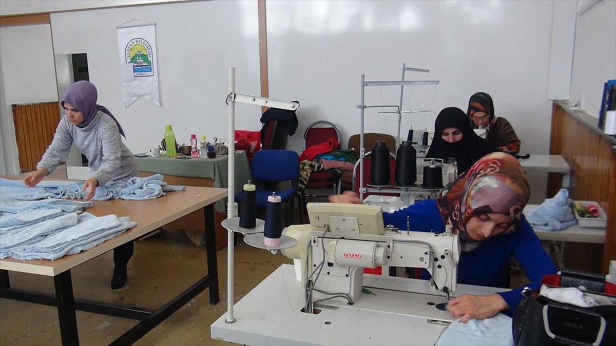 Bitlis'te Kadınlar Depremzedeler İçin Battaniye, Atkı Ve Bere Üretiyor