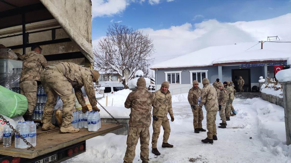 Malatya'da Jandarma Depremzedelere Sıcak Yemek Dağıtıyor