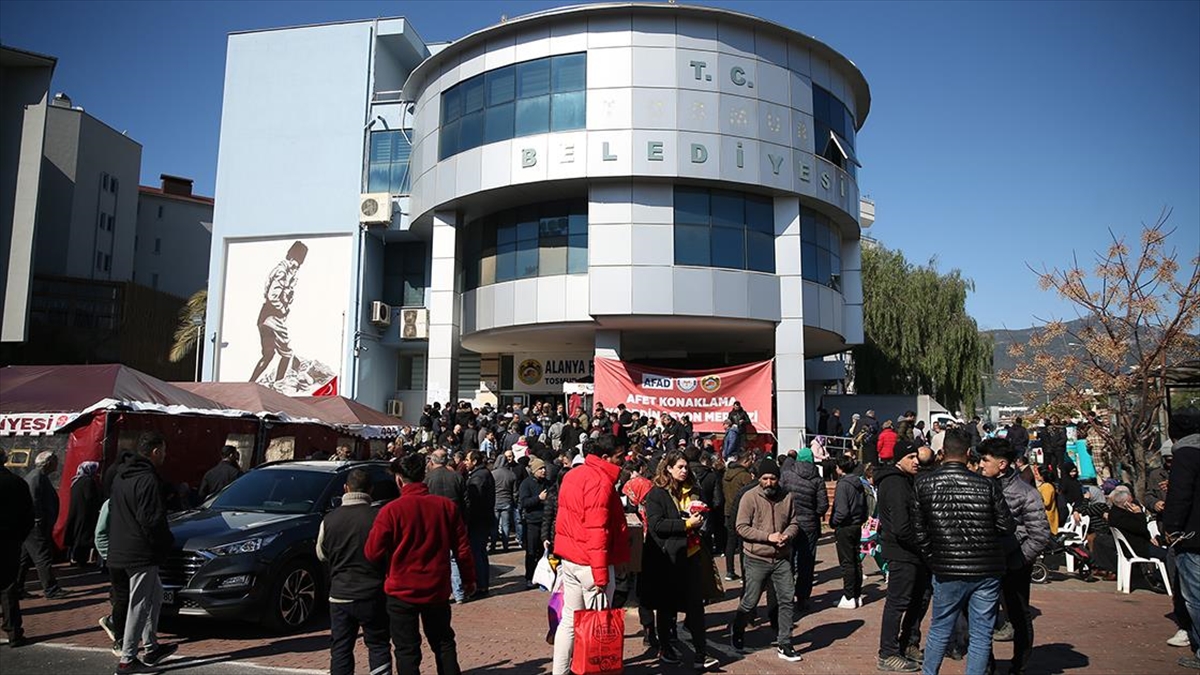 Antalya'ya Gelen Depremzedeler, Alanya'da Yerleştirilmeye Devam Ediliyor