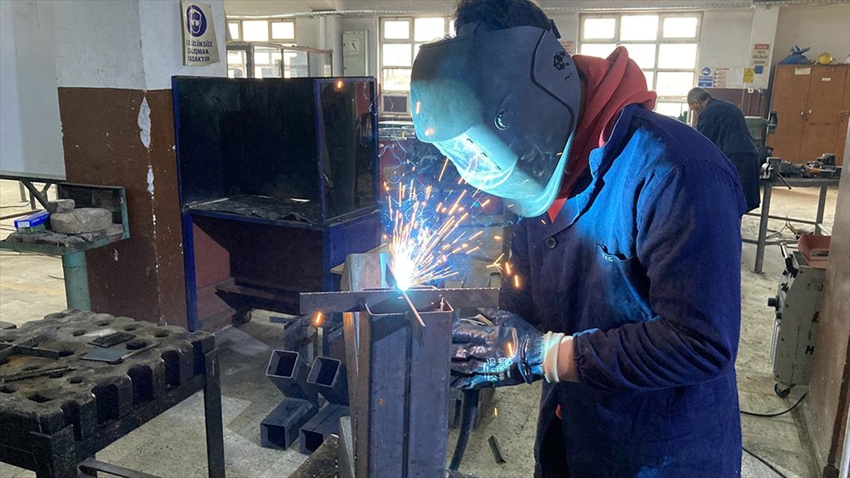 Bartın'da Meslek Liseliler Depremzedeler İçin "Roket Soba" Üretiyor