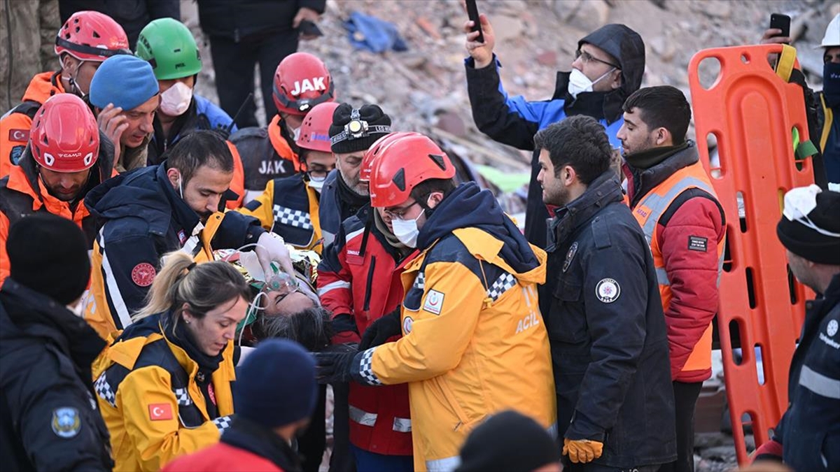 Kahramanmaraş'ta Nehir Naz'ın Anne Ve Babası Da Enkazdan Sağ Çıkarıldı