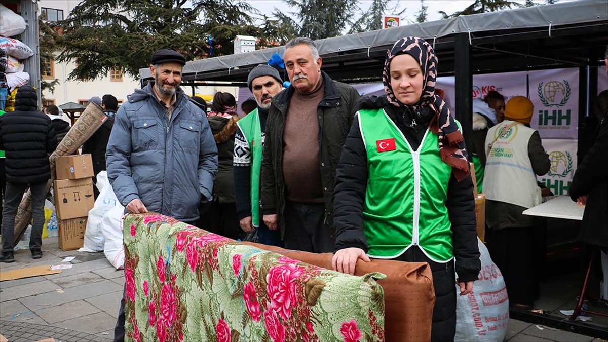 "Niyazi Amca" Deprem Bölgesine Bağışladığı Yatağın İçinden Çıkan Parasını Da Bağışladı