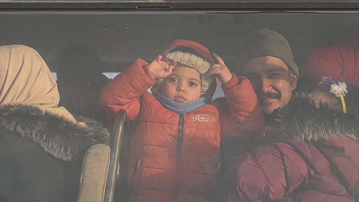 Deprem Bölgesinden 255 Afetzede İle Gönüllü Uçakla İstanbul'a Getirildi