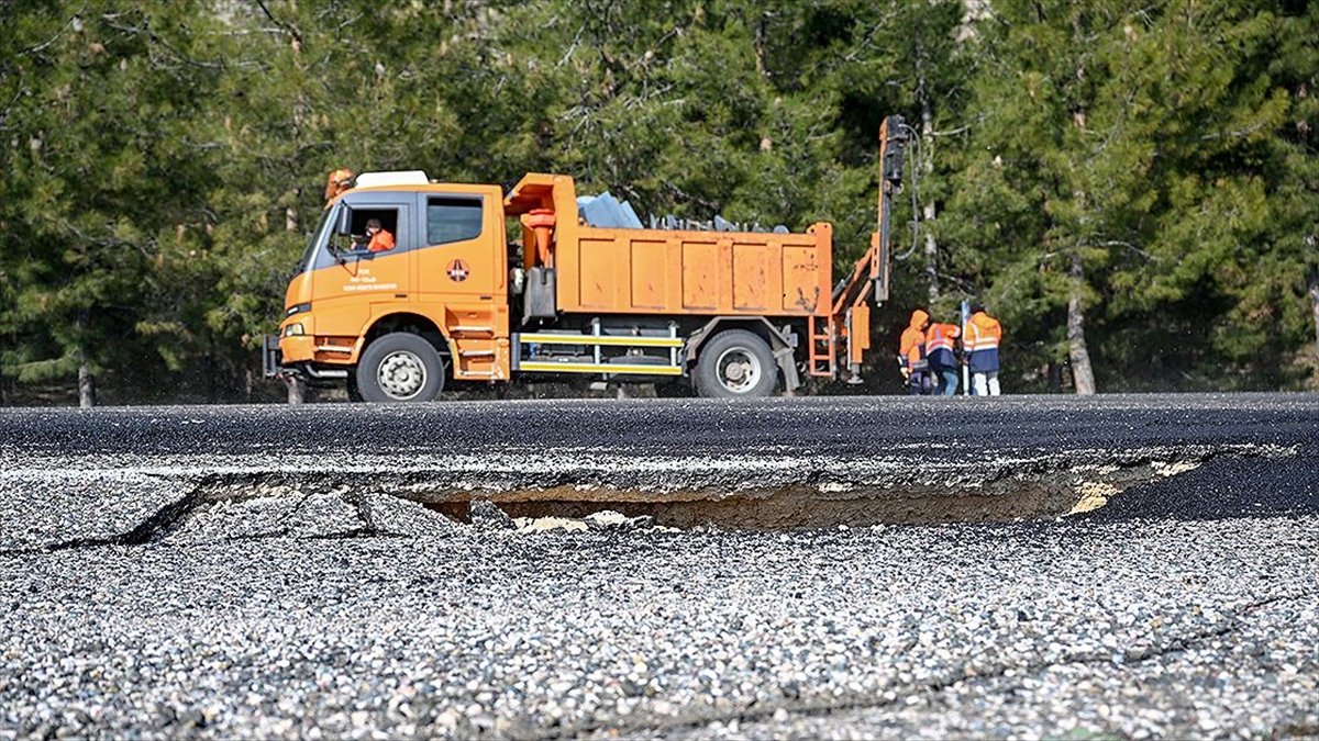 Adıyaman'da Deprem Sırasında Kara Yollarında Oluşan Yarıklar Onarılıyor
