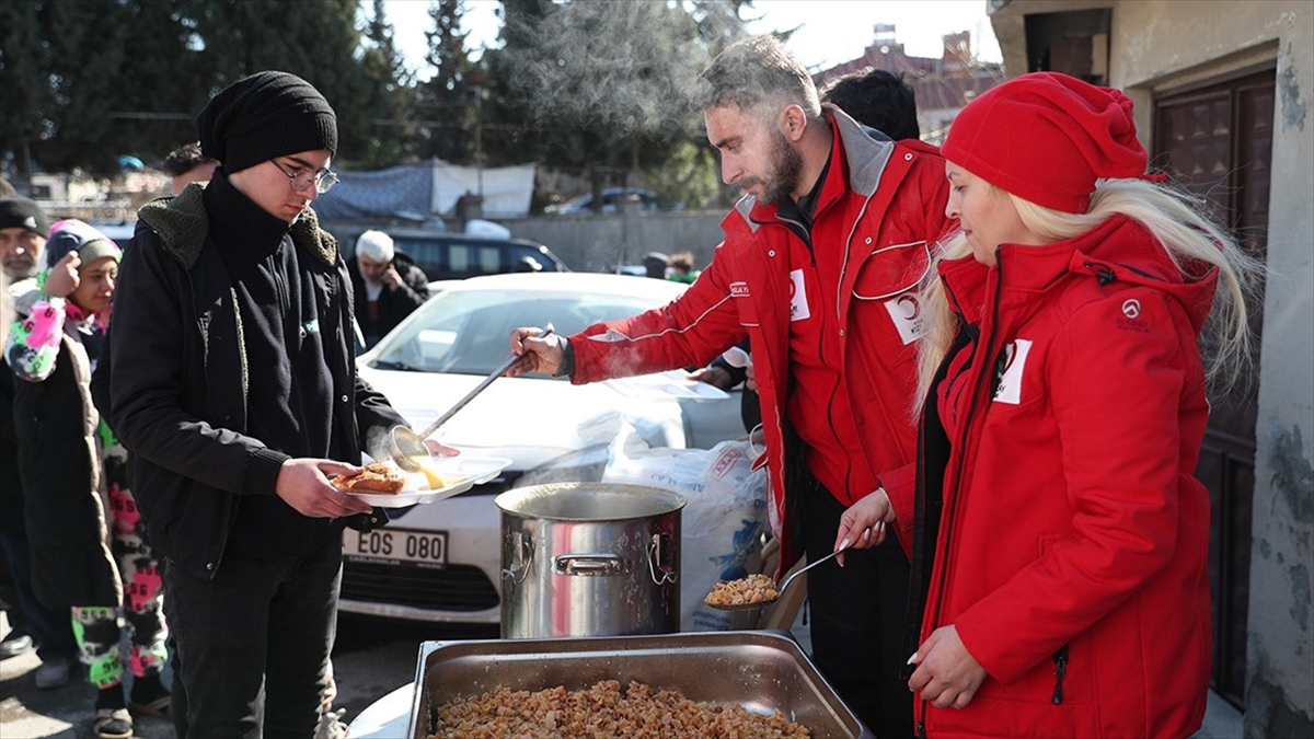 Türk Kızılay, Depremzedelere 5 Aşevi, 326 Mobil Mutfak Ve 86 İkram Aracıyla Hizmet Veriyor