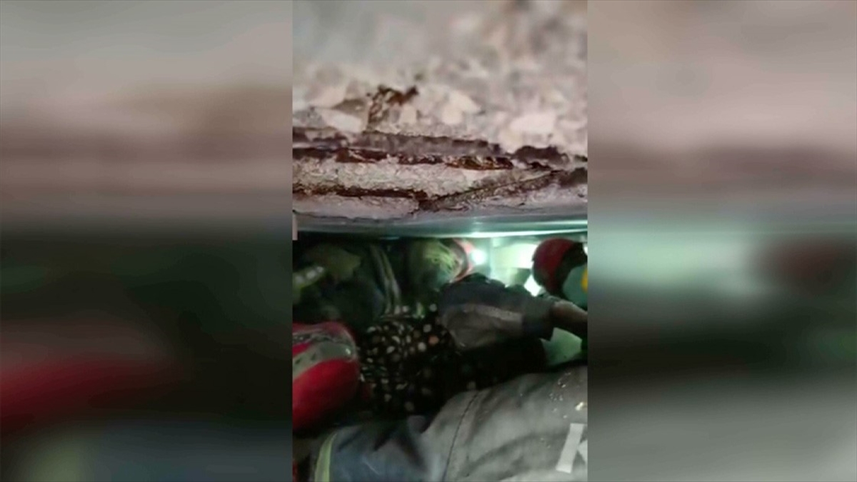 Hatay'da Enkaz Altında Kalan Çocuk 128 Saat Sonra Kurtarıldı