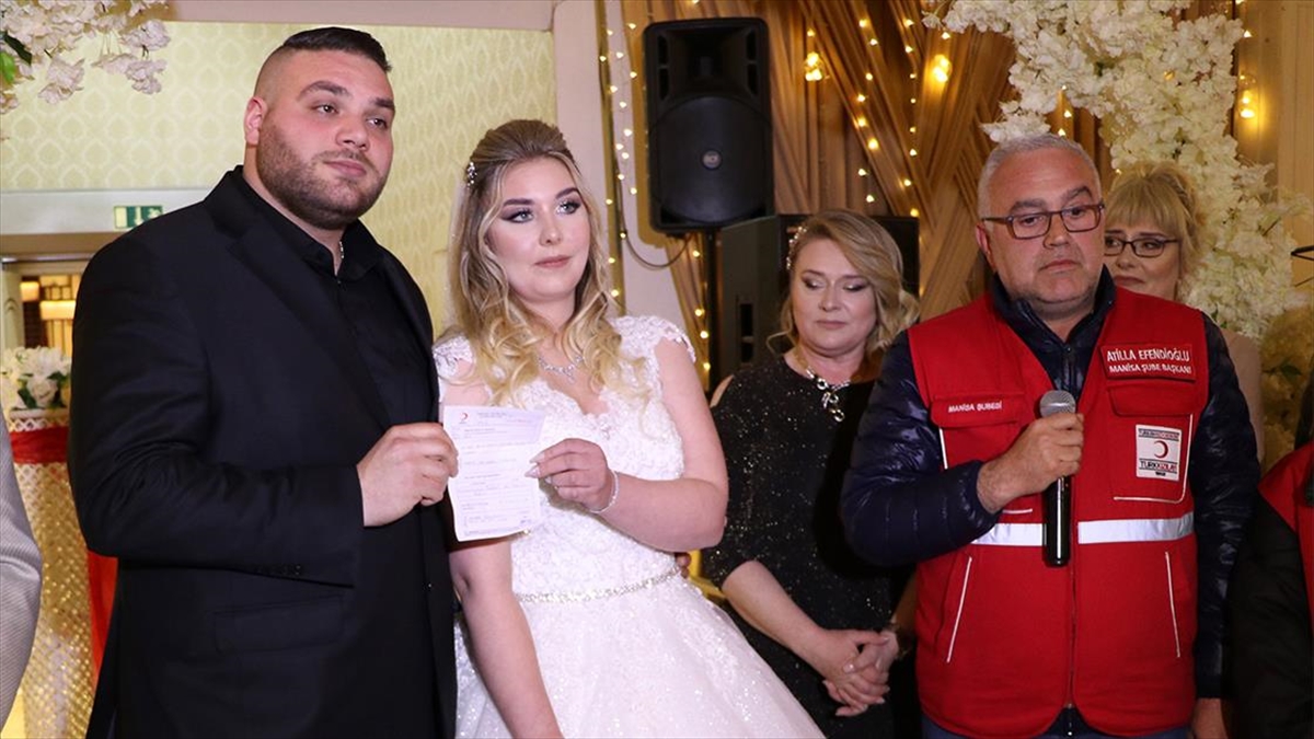 Manisa'da Evlenen Çift, Düğün Takılarını Depremzedelere Bağışladı