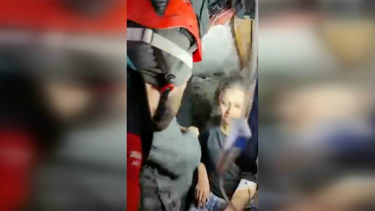 Kurtarma Ekipleri Depremzedeye Enkazda Tahkimat Yaparak Ulaştı