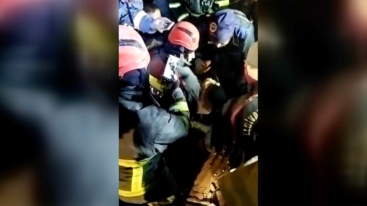 Adıyaman'da Enkaz Altında Kalan 13 Yaşındaki Kız Çocuğu 145'nci Saatte Kurtarıldı