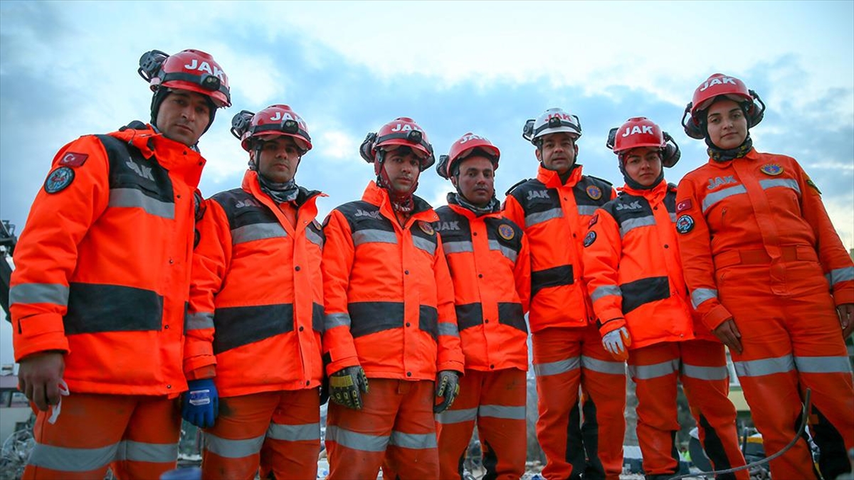 Küçük Şengül'ü Enkazdan Kurtaran Jak Timi Yeni Canlar İçin Sahada
