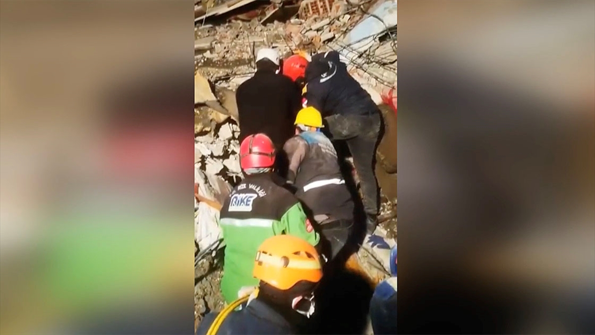 Hatay'da Enkaz Altındaki Hamile Kadın Ve Kızı Depremden 137 Saat Sonra Kurtarıldı