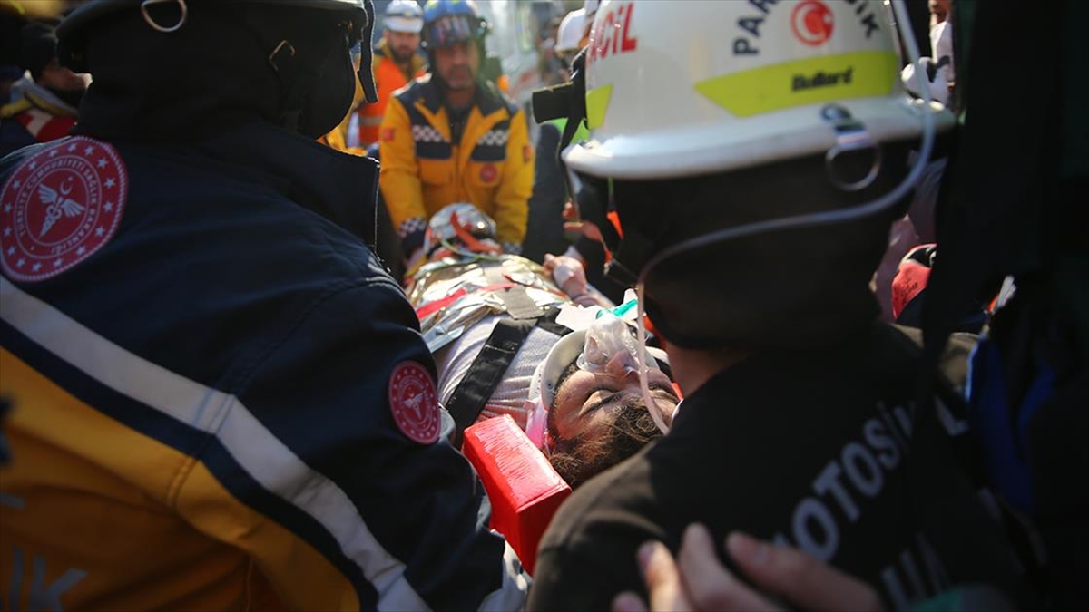 Enkazda 132 Saat Kalan Radyoloji Teknisyeni, Babasının Bile Umudu Kestiği Anda Kurtarıldı