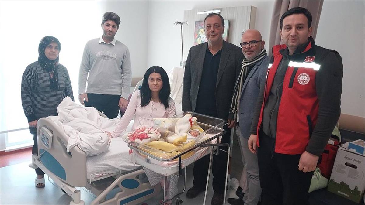 Depremzede Hamile Kadın Muğla'da Bebeğini Kucağına Aldı