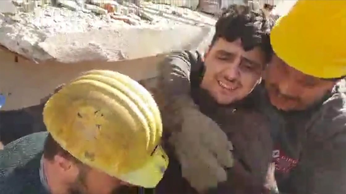 Hatay'da Enkaz Altında Kalan 15 Yaşındaki Engelli Çocuk 132 Saat Sonra Kurtarıldı