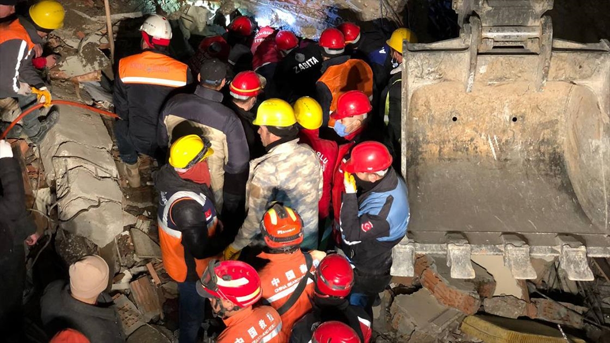 Hatay'da Enkaz Altında Kalan Kişi 136 Saat Sonra Kurtarıldı