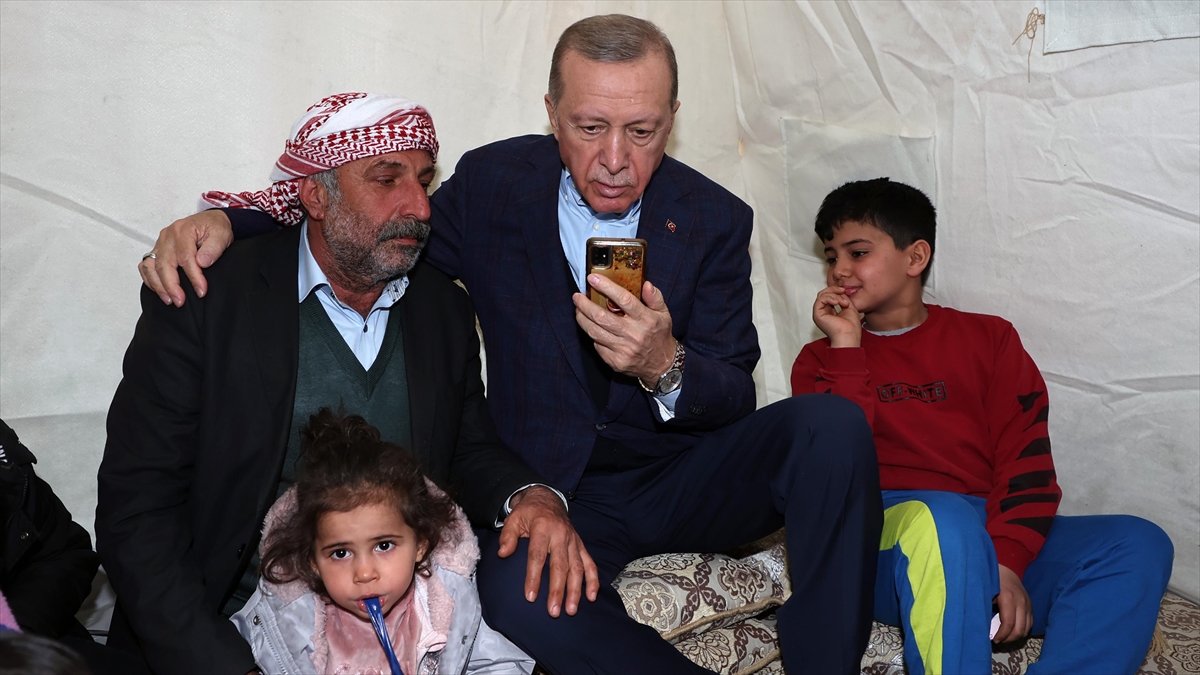 Cumhurbaşkanı Erdoğan, Depremden Etkilenen Şanlıurfa'da Çadır Kenti Ziyaret Etti