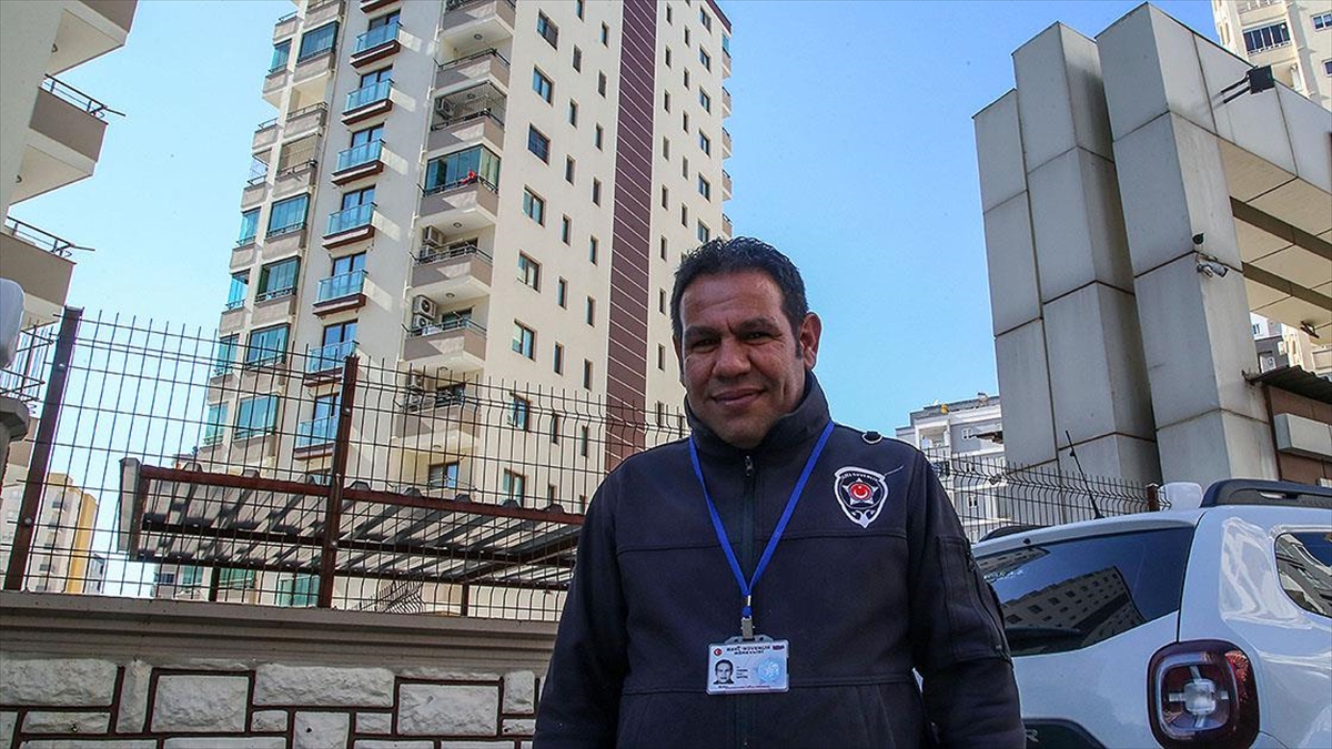 Adana'da Sitenin Güvenlik Görevlisi, Deprem Anında Sırtladığı Yaşlı Kadını 9. Kattan Aşağıya İndirdi