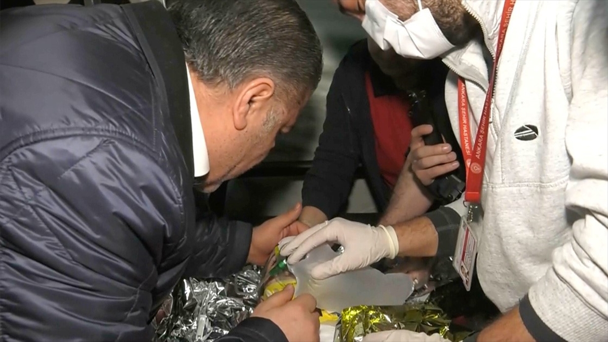 Sağlık Bakanı Koca, Enkazdan 150 Saat Sonra Çıkarılan Minik Dada'yı Hastanede Ziyaret Etti