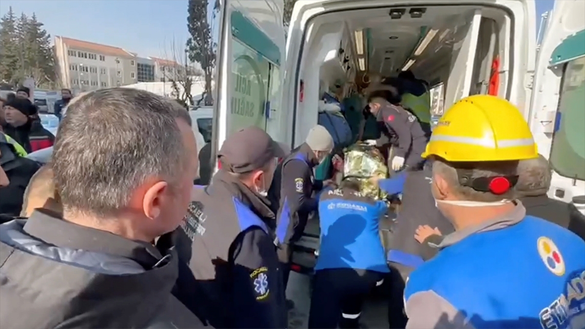 Hatay'da Enkaz Altında Kalan Bir Kişi 155 Saat Sonra Kurtarıldı