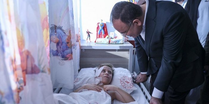 Bakan Bozdağ, Diyarbakır'da 81 Saat Sonra Kurtarılan 6 Yaşındaki Beşir'i Ziyaret Etti