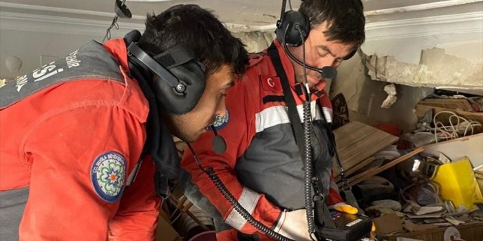 Muğla'dan Giden Ekipler 28 Kişiyi Enkazdan Sismik Akustik Cihaz Yardımıyla Kurtardı