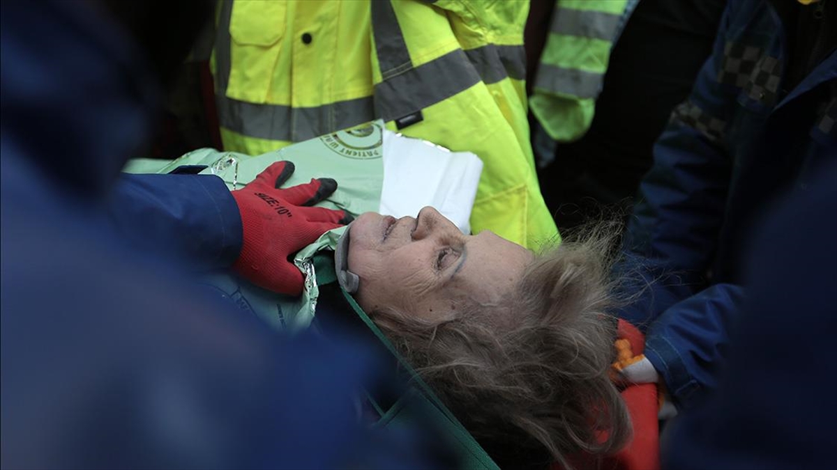 Depremin 178. Saatinde Kurtarılan 70 Yaşındaki Kadın, Ekiplerden Su İstemiş