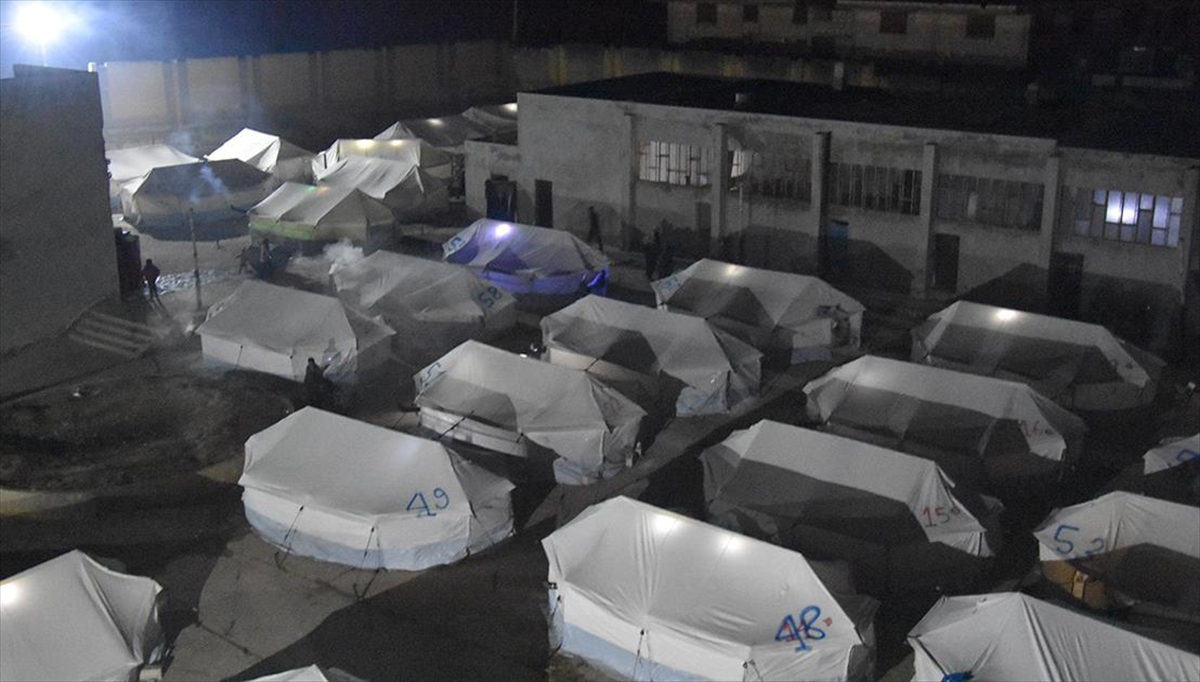 Suriye'nin Kuzeybatısındaki Okullar Depremzedelerin Barınağı Oldu