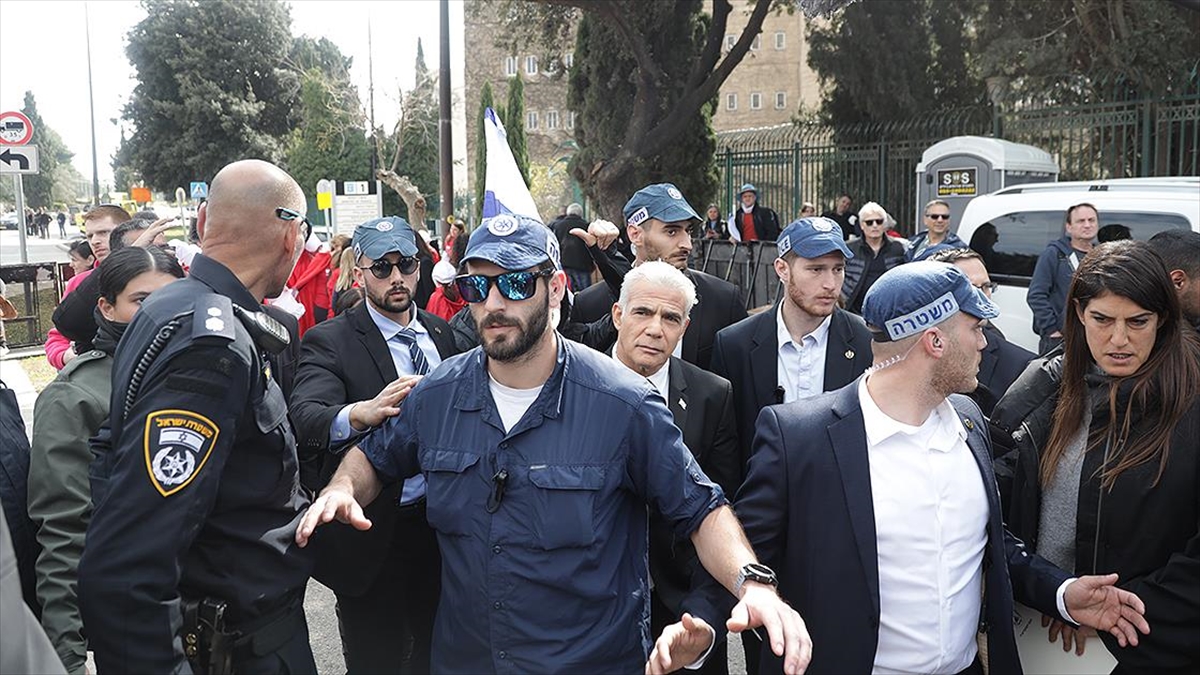 On Binlerce İsrailli, Netanyahu'nun Tartışmalı Yargı Düzenlemesini Parlamento Önünde Protesto Etti
