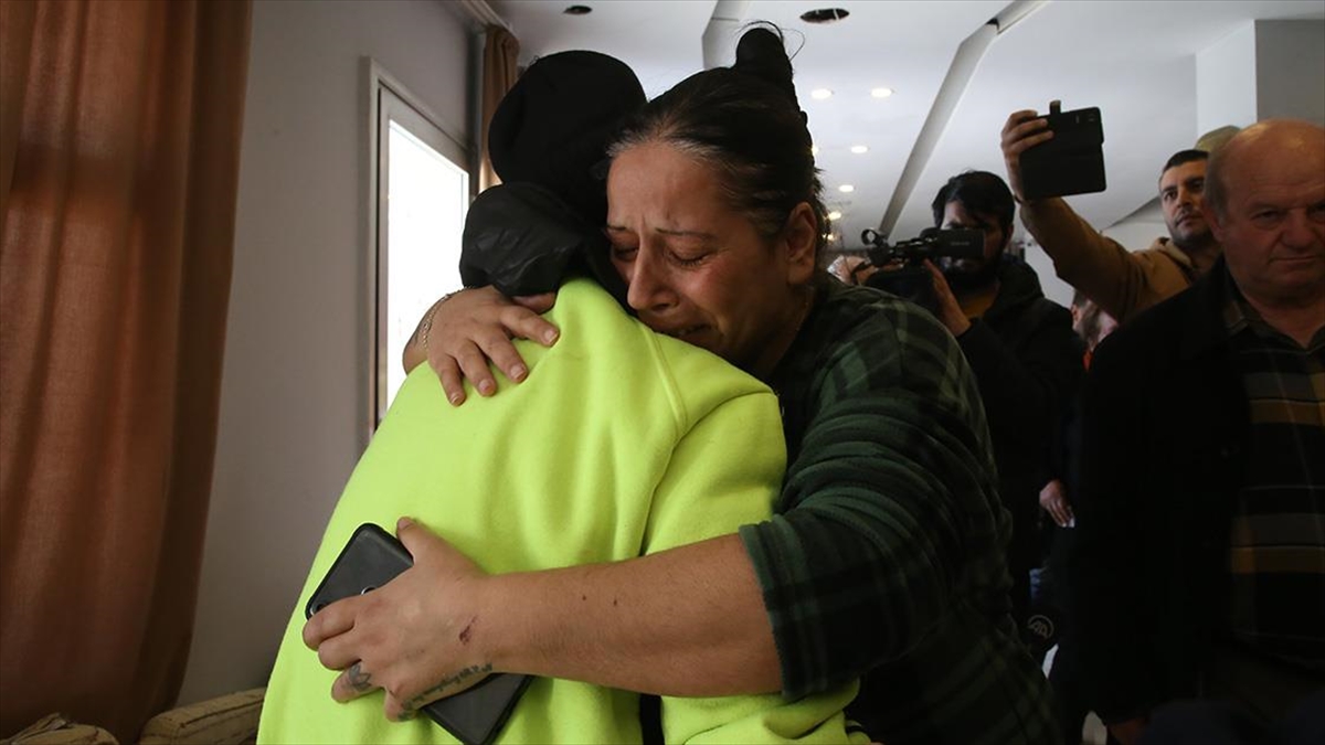 Hataylı Baba İle Kızının Depremden Bir Hafta Sonra Duygulandıran Buluşması